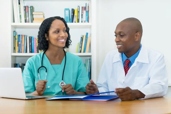 Riéndose Afroamericano Médico Enfermera Trabajo Escritorio Hospital — Foto de Stock
