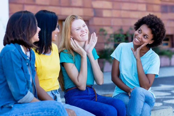 多民族の女の子のグループは 都市の夏に屋外で話して冗談 — ストック写真