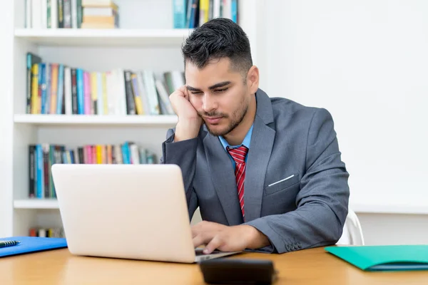 Mexicain Homme Affaires Regarder Ennuyeux Appel Vidéo Ordinateur Bureau — Photo