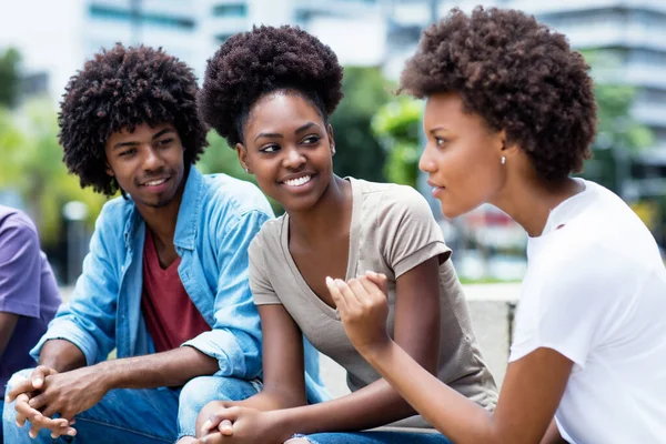 Jeunes Adultes Afro Américains Discussion Plein Air Été Ville — Photo