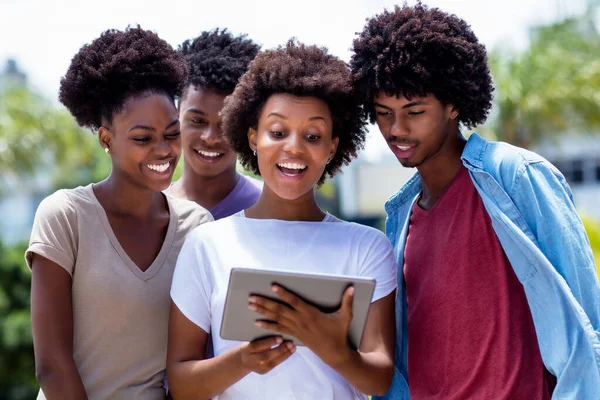 Mutlu Afro Amerikan Genç Yetişkinler Yazın Şehir Dışında Dijital Tabletle — Stok fotoğraf