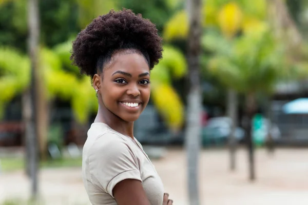 Mujer Caribeña Bonita Con Pelo Afro Aire Libre Verano Ciudad —  Fotos de Stock