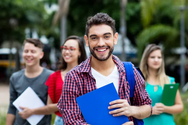 Przystojny Hiszpański Student Grupą Innych Studentów Świeżym Powietrzu Latem Mieście — Zdjęcie stockowe