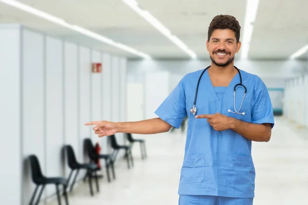 Vriendelijke Arts Met Baard Bij Vaccinatie Station Klaar Voor Het — Stockfoto