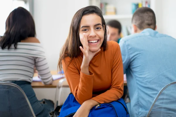 Mooie Colombiaanse Vrouwelijke Student Met Groep Van Het Leren Van — Stockfoto