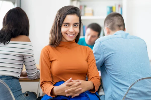 Mooie Colombiaanse Vrouwelijke Student Met Groep Van Het Leren Van — Stockfoto