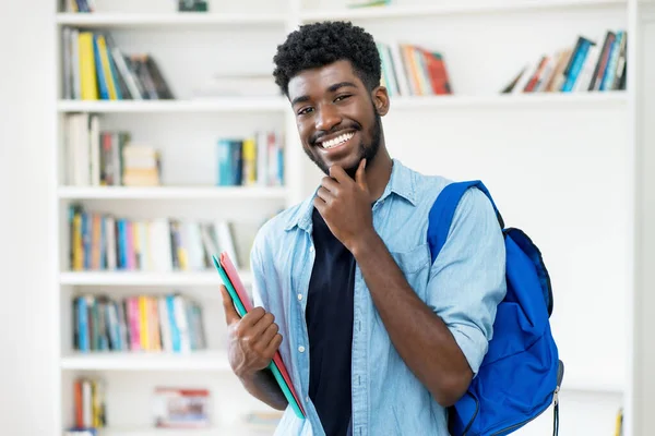 Slimme Jonge Afrikaanse Amerikaanse Mannelijke Student Met Baard Bibliotheek Van — Stockfoto