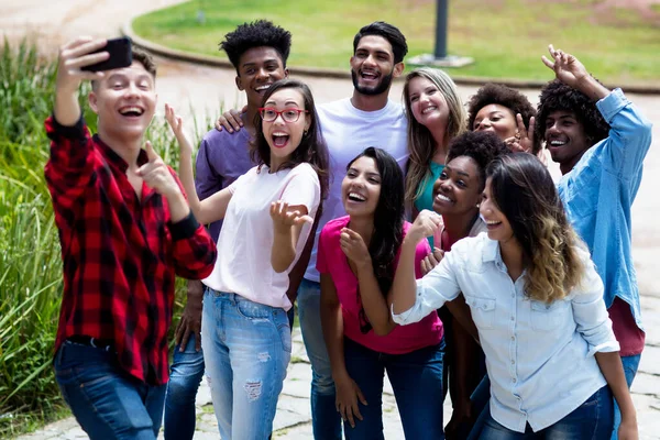 Kelompok Besar Yang Lucu Multi Etnis Muda Mengambil Selfie Gila — Stok Foto