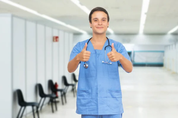 Optimistisk Kaukasisk Manlig Sjuksköterska Med Kort Hår Vid Vaccinationsstationen Redo — Stockfoto