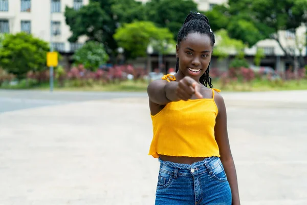 Pointing Afrikanisch Amerikanische Junge Erwachsene Frau Mit Zöpfen Freien Sommer — Stockfoto
