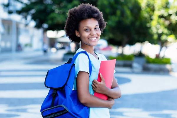 Tertawa African American Perempuan Siswa Kota Berjalan Universitas Musim Panas — Stok Foto