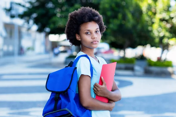 Junge Afrikanisch Amerikanische Studentin Sommer Fuß Zur Universität — Stockfoto