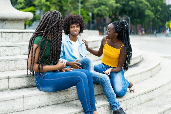 Munkanélküli Afro Amerikai Férfi Női Fiatal Felnőttek Csoportja Városban Nyaranta — Stock Fotó