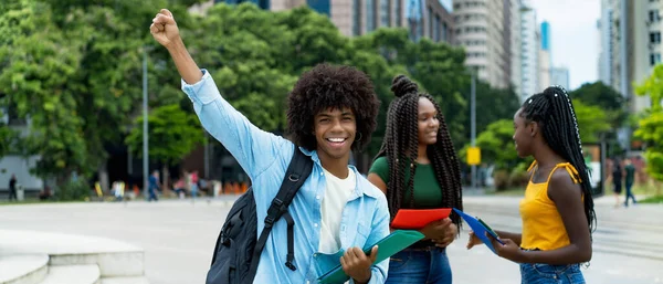 Başarılı Afro Amerikan Erkek Öğrenci Bir Grup Genç Yetişkin Yazın — Stok fotoğraf