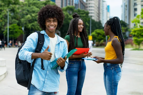 Lachender Afroamerikanischer Student Mit Einer Gruppe Junger Erwachsener Sommer Der — Stockfoto