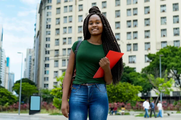Gülen Afrikalı Amerikalı Genç Yetişkin Örgü Ören Kız Öğrenci Yazın — Stok fotoğraf