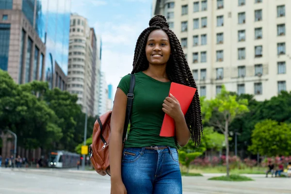 Güzel Afro Amerikan Genç Yetişkin Kız Öğrenci Yazın Açık Havada — Stok fotoğraf