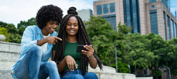 Afrikai Amerikai Férfi Női Befolyásoló Üzenet Kültéri Mobiltelefonnal Nyáron Városban — Stock Fotó