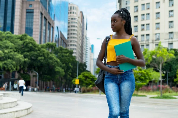 Pensando Afroamericana Estudiante Con Trenzas Mochila Aire Libre Ciudad Verano —  Fotos de Stock