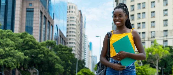 Pretty Afro Amerikai Diáklány Fonat Hátizsák Szabadban Városban Nyáron — Stock Fotó