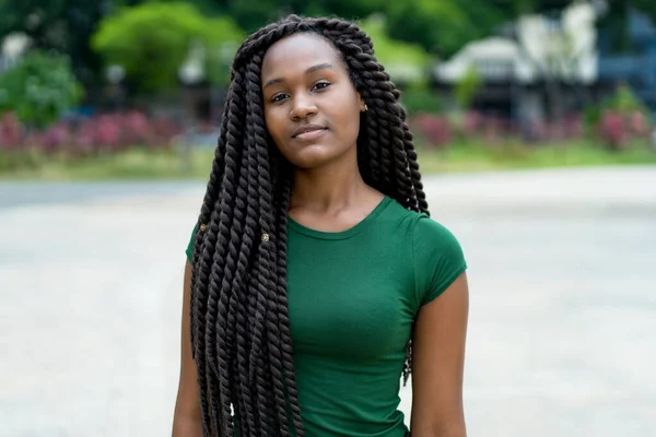 Mooie Jonge Volwassen Vrouw Uit Afrika Met Verbazingwekkende Kapsel Outdoor — Stockfoto