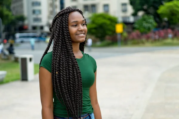 Jovem Mulher Adulta Feliz África Com Penteado Incrível Livre Verão — Fotografia de Stock