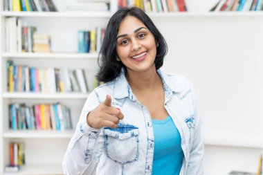 Mutlu gülüşler evde yetişkin İspanyol kadın.