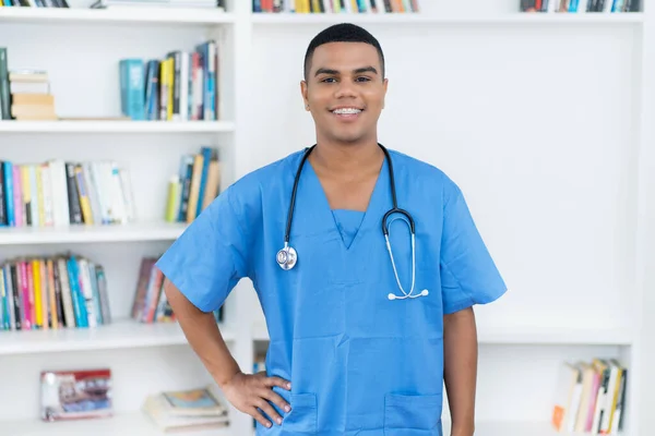 Knappe Mexicaanse Mannelijke Verpleegkundige Student Geneeskunde Het Ziekenhuis — Stockfoto