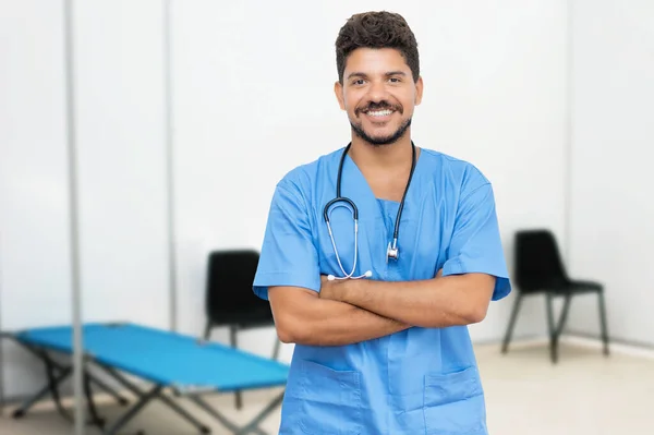 Lachen Mexicaanse Mannelijke Arts Klaar Voor Vacinating Patiënten — Stockfoto