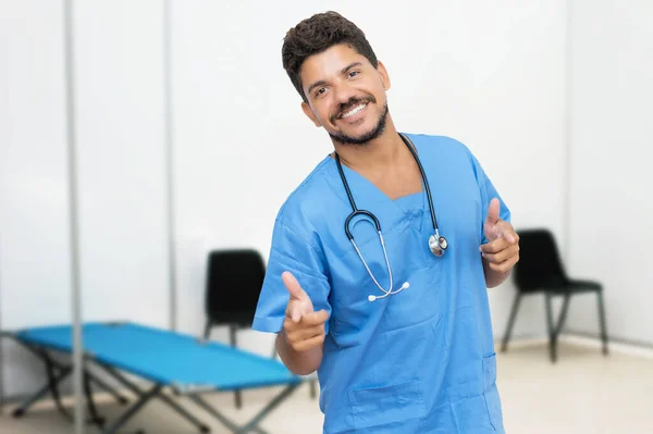 Médico Masculino Mexicano Motivado Está Listo Para Desalojar Pacientes — Foto de Stock