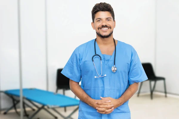 有吸引力的墨西哥男医生已经准备好让病人出院了 — 图库照片