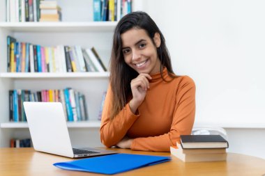 Üniversitenin bilgisayar sınıfındaki modern Türkçe kız öğrenci