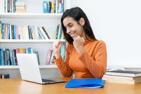 Jubelnde Türkische Studentin Computer Hörsaal Der Universität — Stockfoto