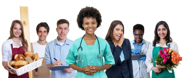 Lachende Afroamerikanische Krankenschwester Mit Einer Gruppe Internationaler Lehrlinge Auf Weißem — Stockfoto