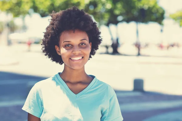 Yazın Kentte Antika Tarzı Açık Havada Gezen Güzel Afro Amerikalı — Stok fotoğraf