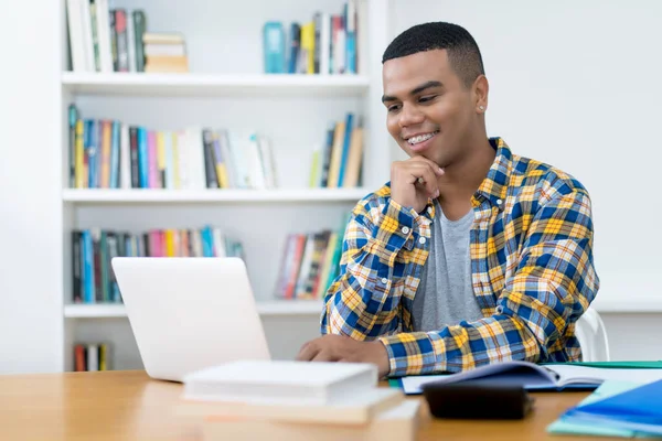 Conférence Ligne Étudiant Hispanique Informatique Avec Des Appareils Intérieur Maison — Photo