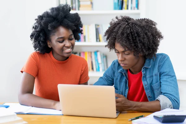 Dos Estudiantes Afroamericanos Informática Aprendizaje Biblioteca Universidad —  Fotos de Stock
