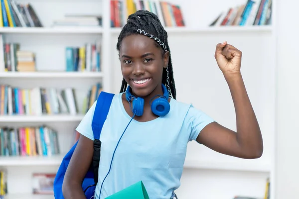 Bem Sucedido Torcendo Afro Americano Estudante Universitário Com Temores Biblioteca — Fotografia de Stock