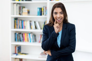 Şirketin ofisinde Meksikalı iş kadını stajyerin kutlu olsun.