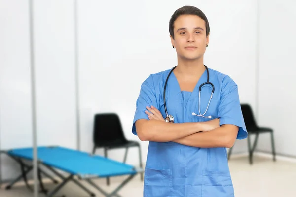 Optimistisk Amerikansk Manlig Sjuksköterska Vid Vaccinationsstationen Redo Att Lämna Patienter — Stockfoto