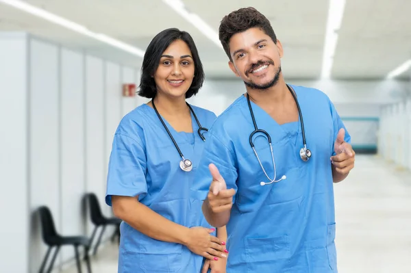 Γελώντας Λατινοαμερικάνες Νοσοκόμες Σταθμό Εμβολιασμού Έτοιμες Εκκενώσουν Τους Ασθενείς Από — Φωτογραφία Αρχείου