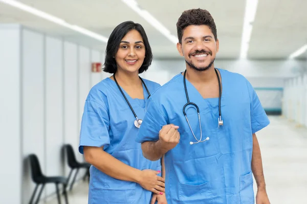 Felici Infermiere Latinoamericane Sesso Maschile Femminile Alla Stazione Vaccinazione Pronte — Foto Stock