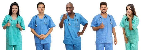 Optimistische Artsen Verpleegkundigen Groep Van Latijns Amerikaanse Afrikaanse Kaukasische Gezondheidswerkers — Stockfoto