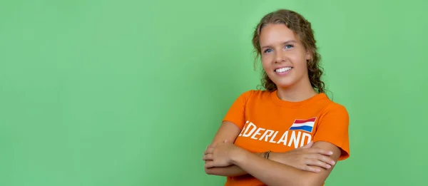 Söt Kvinnlig Fotbollsfan Från Holland Med Orange Jersey Grön Bakgrund — Stockfoto
