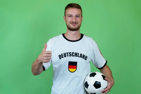 来自德国的快乐的足球迷 身穿绿色背景的球衣 — 图库照片
