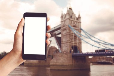 Boş ekranlı cep telefonu ve İngiltere 'deki Londra Kule Köprüsü.