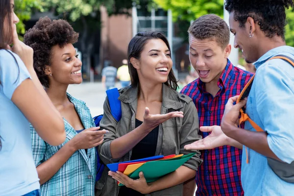 Junge Hispanische Studentin Gespräch Mit Multiethnischen Jungen Erwachsenen Sommer Der — Stockfoto