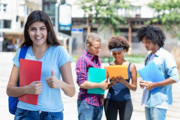 Erfolgreiche Junge Hispanische Studentin Mit Einer Gruppe Junger Erwachsener Sommer — Stockfoto