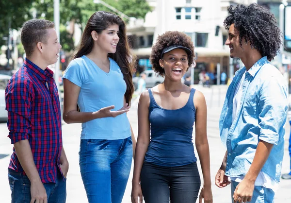 Латинский Африканский Американец Латиноамериканская Молодежь Разговаривают Тусуются Летом Открытом Воздухе — стоковое фото
