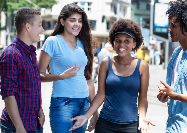 Caucásico Latino Afroamericano Adultos Jóvenes Hispanos Hablando Pasando Rato Aire — Foto de Stock